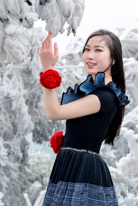 站在冰雪世界中的越服美女图片